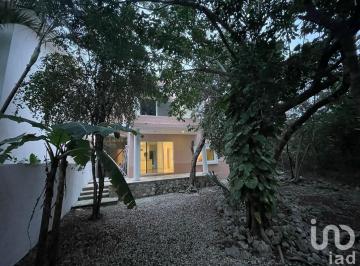 Casa · 220m² · 4 Recámaras · 2 Estacionamientos · Casa con Terreno Excepcional de 480 m² Para Ampliar o Crear Tu Proyecto en Puerto Aventuras