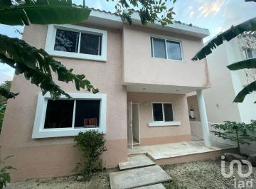 Casa · 220m² · 4 Recámaras · 2 Estacionamientos · Casa en Venta Cerca de Puerto Aventuras, Marina, Playa y Golf Ideal Para Airbnb o Retiro