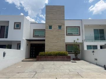 Casa · 258m² · 3 Recámaras · 3 Estacionamientos · Renta de Casa Espaciosa y Moderna en Fraccionamiento Cumbres del Lago Juriquilla Queretaro
