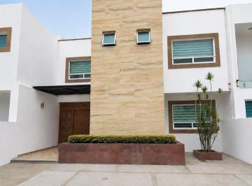 Casa · 258m² · 3 Recámaras · 3 Estacionamientos · Renta de Casa Espaciosa y Moderna en Fraccionamiento Cumbres del Lago Juriquilla Queretaro