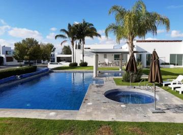 Casa · 340m² · 3 Recámaras · 4 Estacionamientos · Renta o Venta Casa en Privada "Los Encinos" La Rica Juriquilla Queretaro