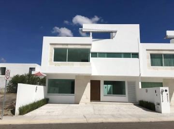 Casa · 250m² · 3 Recámaras · 3 Estacionamientos · Excelente Casa en Venta Fraccionamiento Lomas de Juriquilla Queretaro