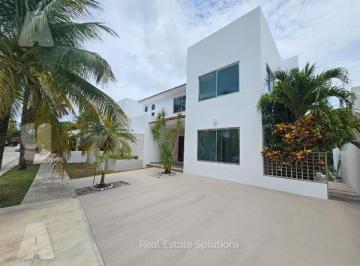 Casa · 460m² · 4 Recámaras · 3 Estacionamientos · Casa en Venta, 4 Recámaras, Remodelada, Estudio Tv, Jardín, Piscina, Villa Magna, Cancún