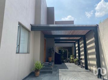 Casa · 538m² · 4 Recámaras · 6 Estacionamientos · Casa en Venta en San Ángel con 4 Recámaras, Jardín y Estacionamiento Para 6 Autos