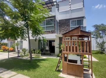 Casa · 149m² · 4 Recámaras · 2 Estacionamientos · Casa en Venta en Condominio con Alberca, en Jiutepec Morelos.