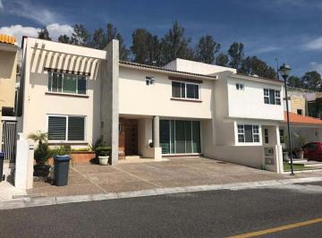 Casa de 4 habitaciones, Querétaro · Casa en Renta en Priv Arboledas con Elevador