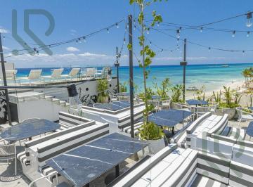 Departamento · 111m² · 2 Recámaras · 1 Estacionamiento · Departamento de 2 Habitaciones en Venta en Playa del Carmen Frente a La Playa | Alberca y Solarium
