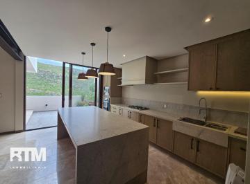 Casa · 284m² · 4 Recámaras · 2 Estacionamientos · Casa en Venta en Fraccionamiento Monterra