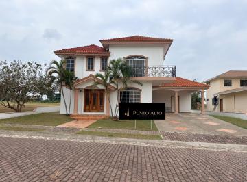 Casa · 3 Recámaras · 2 Estacionamientos · Casa en Fraccionamiento Lagunas de Miralta en Renta y Venta, Vista Al Campo de Golf