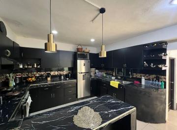 Casa · 1m² · 4 Recámaras · 2 Estacionamientos · Casa Centrica en Venta Pátzcuaro