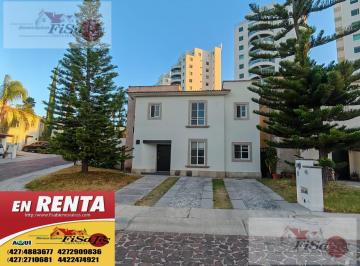 Casa · 3 Recámaras · 2 Estacionamientos · Casa en Fraccionamiento Cumbres del Lago