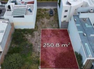 Terreno / Lote en Venta   · Terreno en Venta a Media Cuadra de Plaza San Luis en Calle Plana
