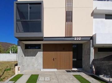 Entrada/Fachada · Casa en Senderos de Monteverde – 4 Recámaras (1 en Pb), Patio y Cochera Doble.