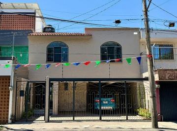 Casa · 334m² · 4 Recámaras · 3 Estacionamientos · Lagos del Country 4 Habitaciones 2 Niveles