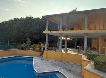 Casa · 250m² · 4 Recámaras · 2 Estacionamientos · Casa con Alberca en Lomas de Cortes