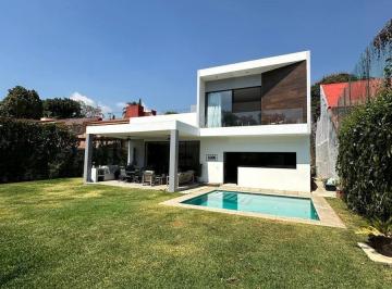 Casa · 345m² · 3 Recámaras · 5 Estacionamientos · Casa con Alberca en Fraccionamiento Rancho Cortes