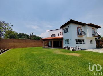 Casa · 400m² · 4 Recámaras · 8 Estacionamientos · Residencia con Jardín Privado y Apantle Natural, 4 Recámaras, Seguridad 24/7 en Cuernavaca