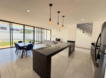 Casa de 3 habitaciones, Conkal · Casa en Privada de 3 Recámaras con Alberca y Amenidades. Zona Conkal