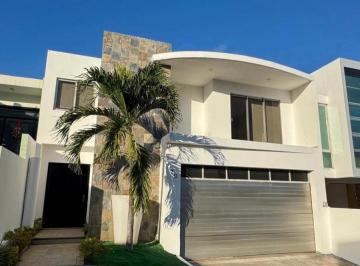 Casa · 220m² · 3 Recámaras · 2 Estacionamientos · Amplia Casa con 3 Habitaciones en Renta en Playas del Conchal, en La Riviera Veracruzana.