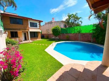 1 · Casa en Venta en El Fraccionamiento Burgos Bugambilias con Alberca en Temixco