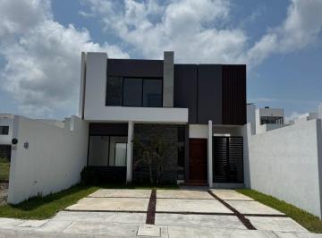 Casa de 3 habitaciones, Alvarado · Amplia y Moderna Casa con Amplio Jardín. Cuenta con Habitación de Servicio con Baño y Acceso Indepen