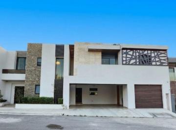 Casa · 444m² · 4 Recámaras · 3 Estacionamientos · Casa en Venta 4 Recamaras Villas La Joya Fraccionamiento Privado Al Norte Saltillo