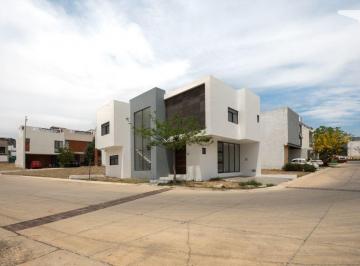 Casa · 204m² · 3 Recámaras · 3 Estacionamientos · Casa en Coto Sivec