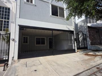 Casa · 239m² · 3 Recámaras · 2 Estacionamientos · Casa Renta Pedregal, La Silla