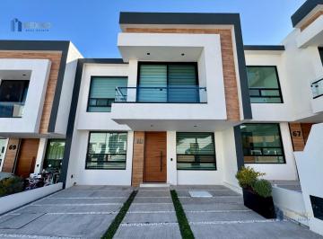 Casa · 237m² · 4 Recámaras · 2 Estacionamientos · Casa en Venta en Querétaro, ¡Privada con Alberca y Seguridad!