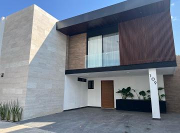 Casa de 4 habitaciones, León · Tu Nuevo Hogar con Diseño Vanguardista y Espacios Abiertos