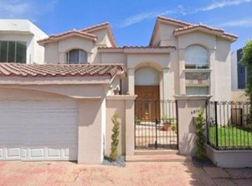 Casa de 5 habitaciones, Tijuana · Casa en Venta en Av del Bosque, Jardines de Chapultepec, Tijuana, Baja California Norte.