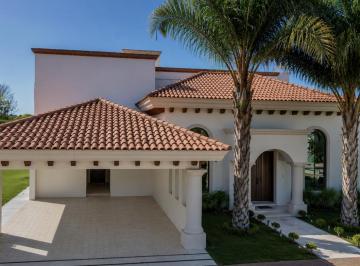 Casa de 4 habitaciones, Villahermosa · Casa en Venta en Las Hadas / un Residencial de Lujo en Villahermosa