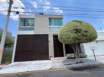 Casa de 3 habitaciones, Querétaro · Casa en Renta en Colinas del Cimatario con Salon de Juegosy Jardin