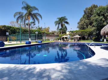 Casa en condominio de 3 habitaciones, Cuernavaca · Venta o Renta Vista Hermosa Casa en Condominio con Cancha de Tenis, Alberca Climatizada, Jardines