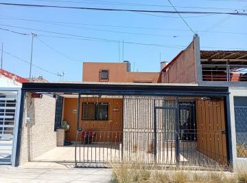 Casa · 150m² · 4 Recámaras · 2 Estacionamientos · Casa en Venta en Jardines de San José