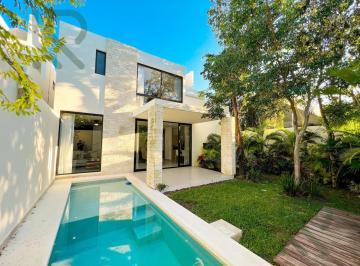 Casa · 275m² · 4 Recámaras · 2 Estacionamientos · Casa de 4 Habitaciones en Venta en Playa del Carmen a 8 Min de La Playa | Alberca y Cancha de Pádel
