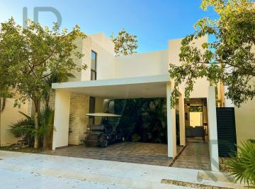 Casa · 273m² · 4 Recámaras · 2 Estacionamientos · Casa de 4 Habitaciones en Venta en Playa del Carmen a 8 Min de La Playa | Alberca y Cancha de Pádel