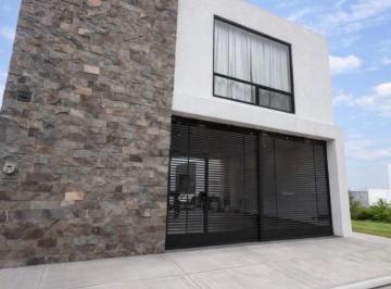 Casa · 260m² · 3 Recámaras · 2 Estacionamientos · Residencia Moderna en Venta con Alberca, Frente a Parque en Dominio Cumbres