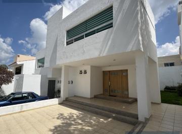 Casa · 3 Recámaras · 2 Estacionamientos · Hermosa Casa en Renta en Cañada del Refugio ¡Gran Espacio de Jardin!