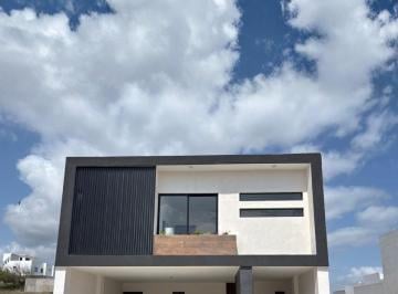 Casa · 240m² · 3 Recámaras · 2 Estacionamientos · Casa en Venta en Punto Lomas