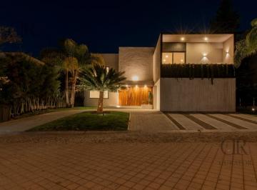 Casa · 429m² · 4 Recámaras · 5 Estacionamientos · Casa de 602 m² con 4 Recámaras en Venta en El Campanario