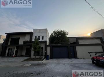 Casa · 350m² · 3 Recámaras · 3 Estacionamientos · Casa - Colinas del Valle