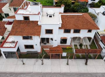 Casa · 533m² · 6 Recámaras · 5 Estacionamientos · Casa en Venta, Residencial Italia, Santiago de Querétaro, Querétaro.