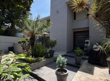 Casa de 3 habitaciones, Huixquilucan · Residencia Contemporánea con Elegante Diseño Minimalista y Jardín Privado.