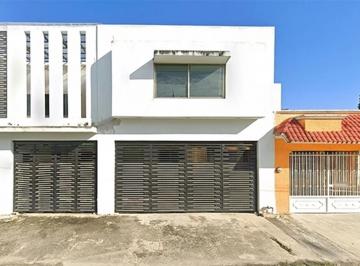 Casa de 6 habitaciones, Chetumal · Casa con 357 m² Superficie de Terreno y 6 Recámaras en Venta en Adolfo López Mateos