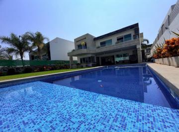 Casa · 450m² · 4 Recámaras · 2 Estacionamientos · Casa - Fraccionamiento Lomas de Cocoyoc
