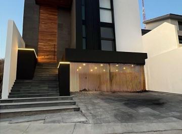 Casa · 571m² · 3 Recámaras · 2 Estacionamientos · Casa - Bosques del Refugio
