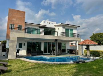 Casa · 450m² · 6 Recámaras · 2 Estacionamientos · Casa - Fraccionamiento Lomas de Cocoyoc