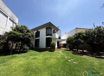 Casa · 729m² · 6 Recámaras · 3 Estacionamientos · Casa en Venta en El Campanario, con Gran Terreno y Jardín Ideal Para Reuniones