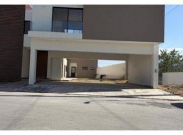 Casa · 409m² · 3 Recámaras · 5 Estacionamientos · Casa en La Joya Privada Residencial